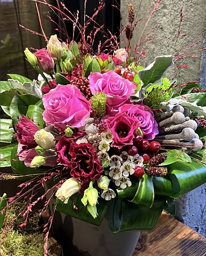Bouquet dai colori freddi, con rose fucsia e bacche rosse